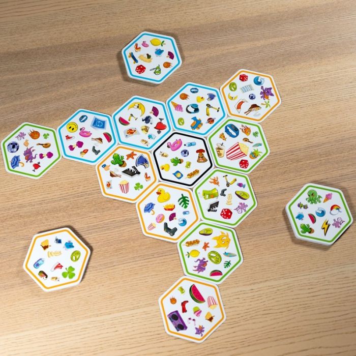 Asmodee | Dobble Connect | Gioco di carte a reazione rapida | Età 8+ | 2-8 giocatori - versione inglese Asmodee | Dobble Connect | Gioco di carte a reazione rapida | Età 8+ | 2-8 giocatori - versione inglese