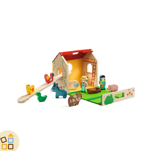 Fattoria Softi Farm in feltro e legno con manico per il trasporto e 9 personaggi di cui 2 contadini uomo e donna e 7 animali (1 gallina, 1 gallo, 1 papera, 1 pecora, 1 mucca, 1 asino, 1 maiale). la passerella al prima piano si trasforma anche in scivolo 