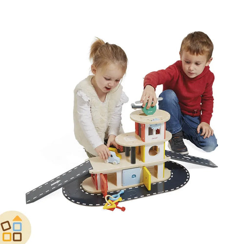 Primo Garage in Legno con Chiavi