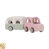 Set in legno con auto rosa e roulotte: porta e tetto apribili, interni arredati, ruote scorrevoli, personaggi compatibili con case delle bambole.
