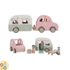 Set in legno con auto rosa e roulotte: porta e tetto apribili, interni arredati, ruote scorrevoli, personaggi compatibili con case delle bambole.