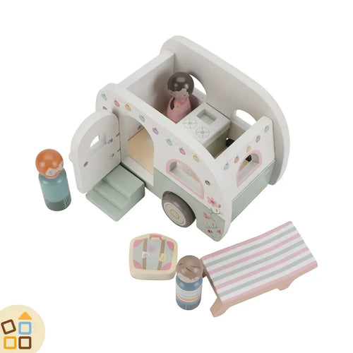 Set in legno con auto rosa e roulotte: porta e tetto apribili, interni arredati, ruote scorrevoli, personaggi compatibili con case delle bambole.