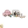 Set in legno con auto rosa e roulotte: porta e tetto apribili, interni arredati, ruote scorrevoli, personaggi compatibili con case delle bambole.