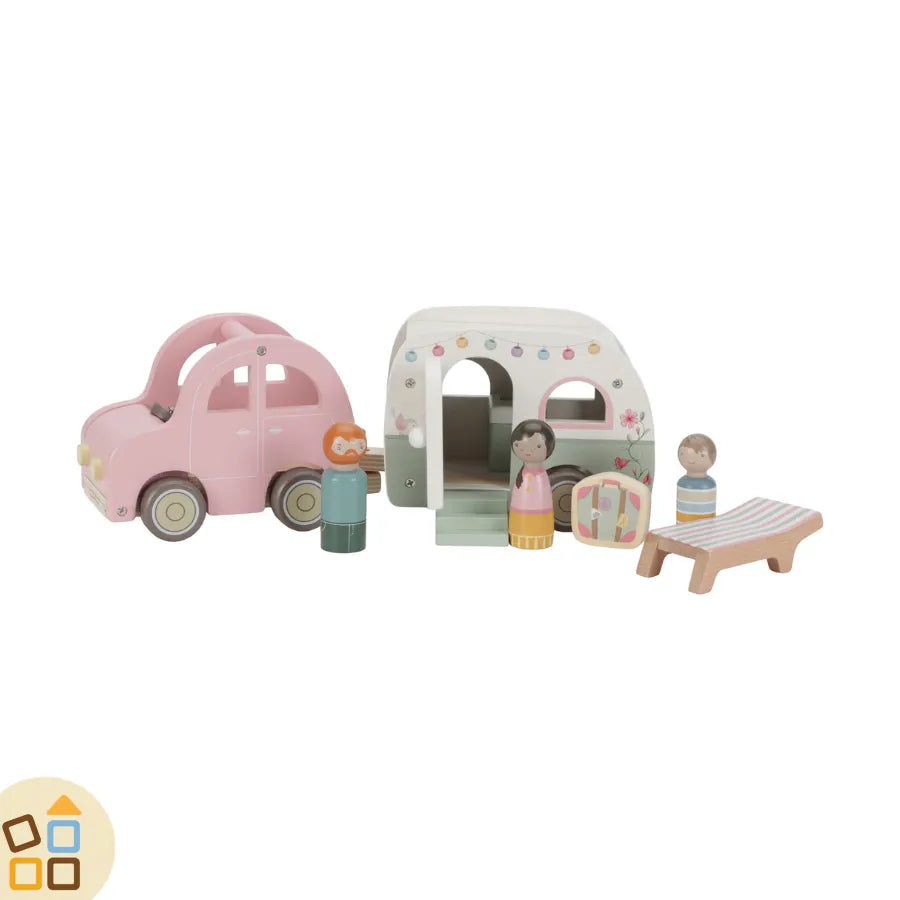 Set in legno con auto rosa e roulotte: porta e tetto apribili, interni arredati, ruote scorrevoli, personaggi compatibili con case delle bambole.