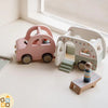 Set in legno con auto rosa e roulotte: porta e tetto apribili, interni arredati, ruote scorrevoli, personaggi compatibili con case delle bambole.
