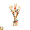Gioco Mikado Djeco con bastoncini in legno FSC® disposti sul tavolo
