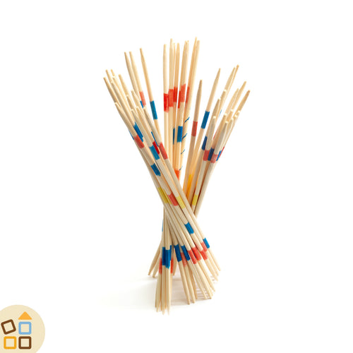 Gioco Mikado Djeco con bastoncini in legno FSC® disposti sul tavolo