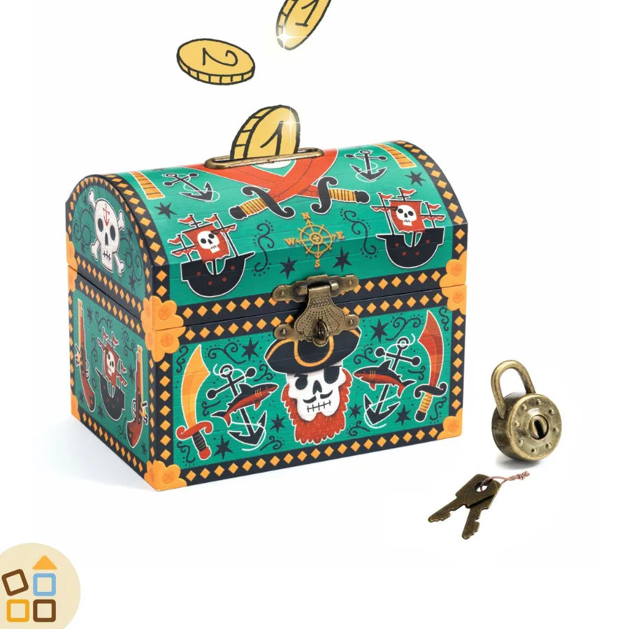 Salvadanaio con motivi navali e pirateschi di colore verde acqua scuro, teschi bianchi, sciabole gialle e rosse. Dalla base in velluto, realizzato in legno FSC. Ha chiusura in metallo bronzato con lucchetto in metallo e 2 chiavi. la fessura per inserire le monete è metallica e situata in cima al baule salvadanaio.