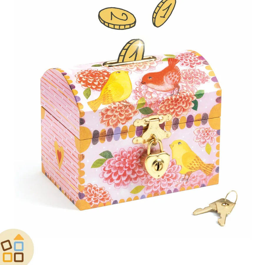 Salvadanaio decorativo con motivi floreali in vari toni del rosa e canarini gialli e rosso. Dalla base in velluto, realizzato in legno FSC. Ha chiusura in metallo dorato con lucchetto in metallo dorato a forma di cuore e 2 chiavi