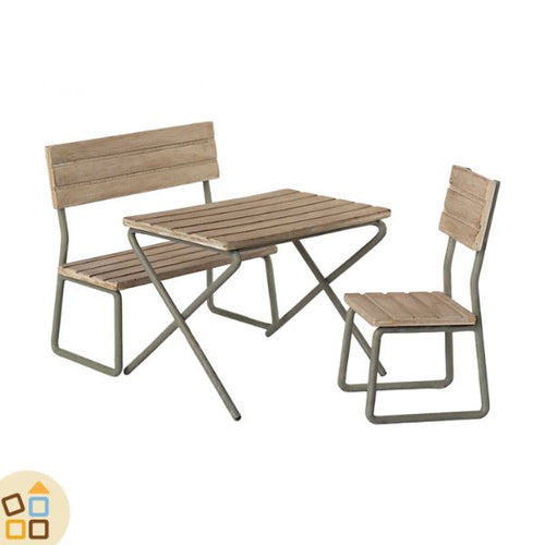 Tavolino con Sedie da Giardino, Conigli