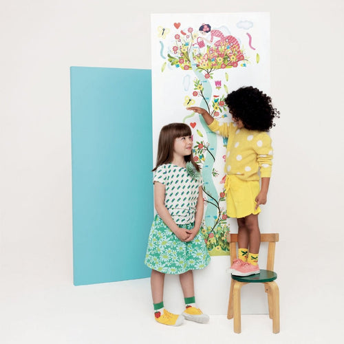 dd04041-djeco-jeune-fille-au-jardin-metro-parete-ragazza-160-cm-adesivo-riutilizzabile-idea-regalo-arredo-cameretta-bambini-centro-gioco-educativo-cgedu